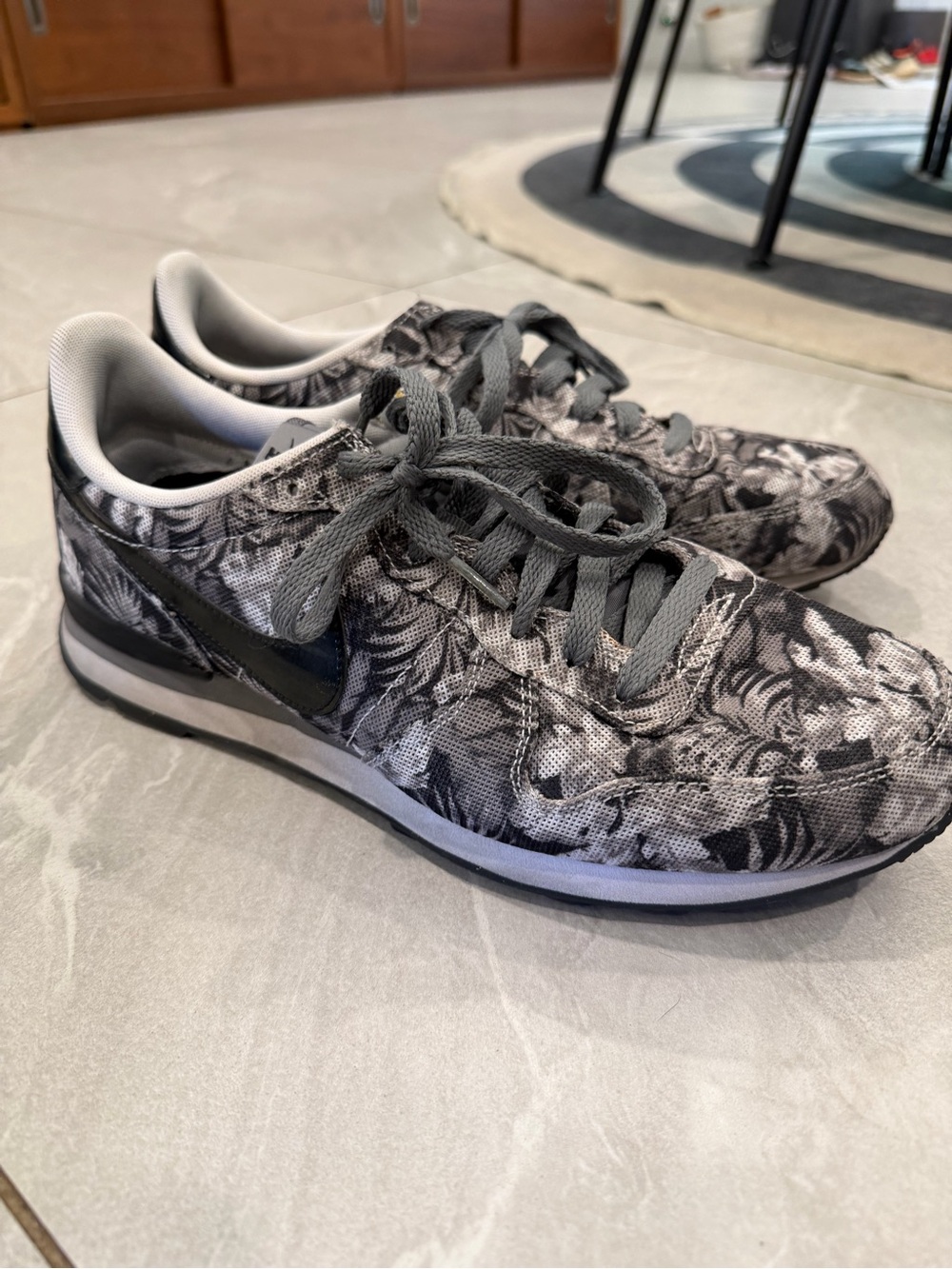 Nike Men’s Black and Gray Floral Patterned Sneakers